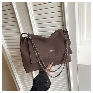 Détail du grand sac cabas marron foncé avec bandoulière chaîne et lettrage imprimé
