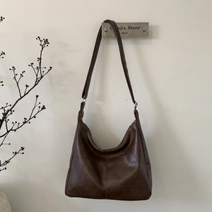 Retro large capacity dark brown leather hobo bag for women with minimalist pebble texture