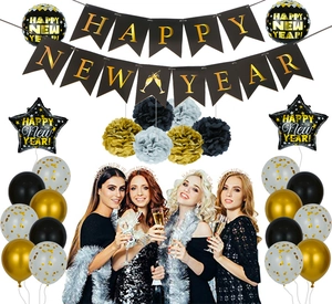 Detalle de set de fiesta de Año Nuevo con carteles, globos y diademas decorativas