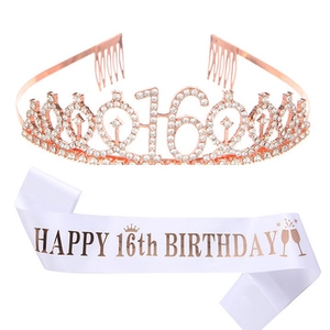 Dettaglio corona per 16° compleanno in oro rosa con strass e fascia in raso bianco