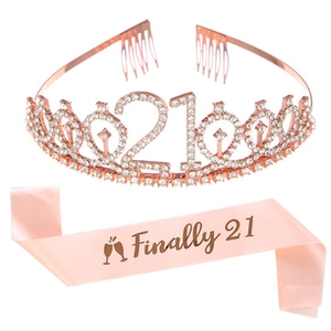 Dettaglio corona 21° compleanno oro rosa e fascia rosa 'Finally 21' in raso con strass