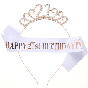 Dettaglio della tiara del 21° compleanno in oro rosa e fascia in raso con scritte