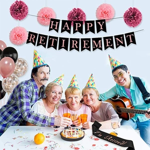 Gruppo di anziani che festeggiano il pensionamento con striscioni e palloncini