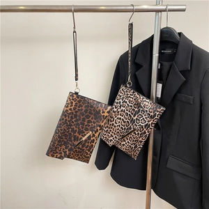 Pochette enveloppe léopard rétro avec garniture dorée et dragonne amovible