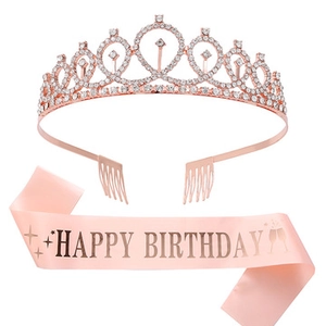 Dettaglio della tiara di strass oro rosa con pettini e fascia in raso rosa Happy Birthday