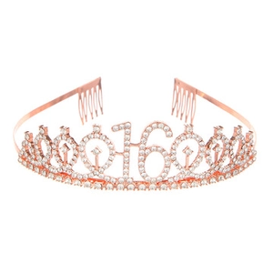 Dettaglio della tiara di compleanno numero 16 oro rosa con strass e pettini per capelli