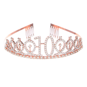 Dettaglio della corona di compleanno oro rosa con strass bianchi e il numero 10