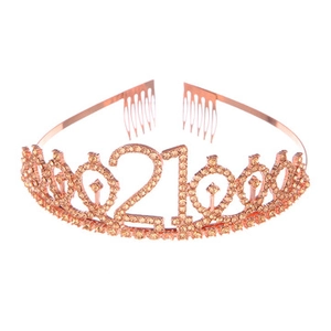 Dettaglio della tiara del 10 compleanno in oro rosa con strass e decorazione numero 10