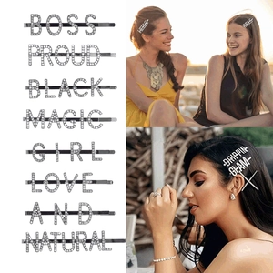 Détails des barrettes en alliage avec lettres en strass comme BOSS, PROUD et LOVE