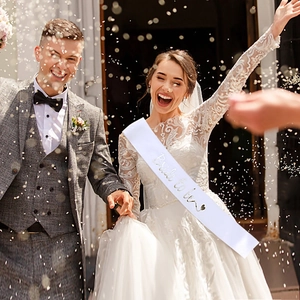 Écharpe de mariée en satin blanc avec lettrage doré Bride to Be pour enterrement de vie