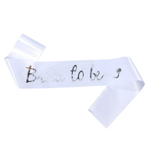 Écharpe de mariée en satin blanc avec lettrage argenté Bride to Be pour enterrement de vie