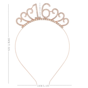 Vue détaillée du diadème du 16e anniversaire en or rose avec strass et motifs de cœur