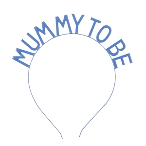 Hemelblauwe Mummy To Be haarband voor baby showers op een witte achtergrond