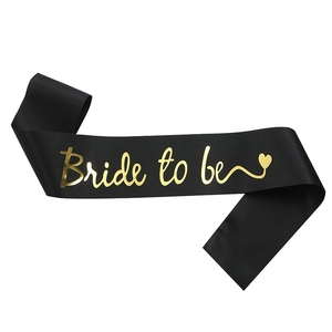Détail de l'écharpe en satin noir Bride To Be avec lettrage doré et petit cœur