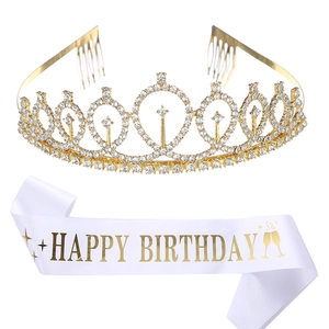 Ensemble couronne en strass dorés et écharpe en satin blanc avec lettrage Happy Birthday
