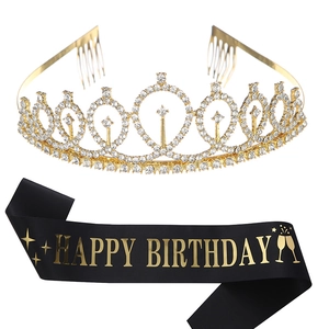 Détail d'un ensemble couronne dorée en strass et écharpe d'anniversaire noire