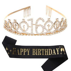 Dettaglio della tiara del 16° compleanno e fascia in raso nero con scritte dorate