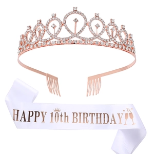 Détail du kit 10e anniversaire avec couronne en strass rose doré et écharpe en satin