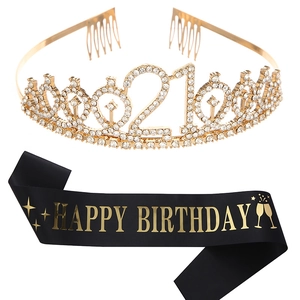 Vue détaillée du diadème doré du 21e anniversaire avec strass et écharpe en satin noir