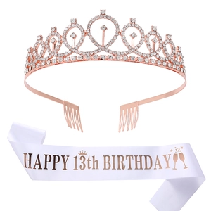 Détail de la couronne en strass or rose et de l'écharpe en satin du 13e anniversaire