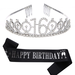 Dettaglio tiara 16 compleanno con strass argento e fascia in raso nero serigrafata