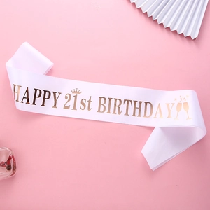 Détail de l'écharpe 21e anniversaire en satin blanc avec lettrage et couronne or rose