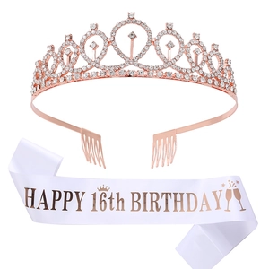 Détail de la tiare 16 ans en or rose et écharpe en satin blanc avec des strass