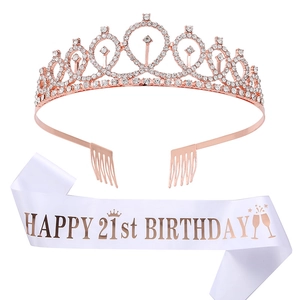 Détail de l'écharpe 21e anniversaire et du diadème en strass avec accents or rose
