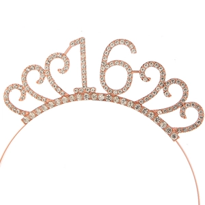 Serre-tête couronne 16e anniversaire en or rose avec strass blancs sur fond blanc