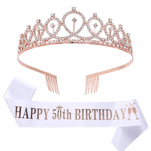 Détail de la couronne en strass or rose et écharpe blanche de 50e anniversaire
