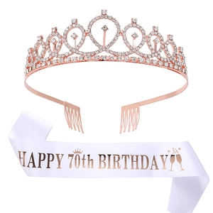 Détail de l'écharpe 70e anniversaire or rose et tiare en strass pour femmes