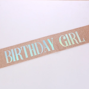 Détail de l'écharpe d'anniversaire rose doré pailleté avec texte laser holographique