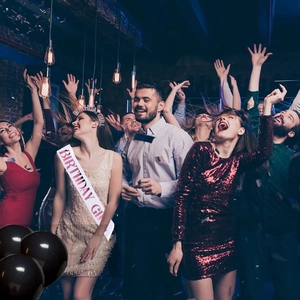 Dettaglio fascia in raso bianco BIRTHDAY GIRL e set di diadema in cristallo festa