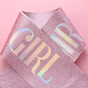 Gros plan sur l'écharpe rose pailletée avec texte holographique GIRL pour anniversaire