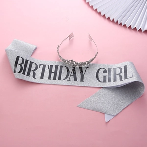 Vue détaillée de l'écharpe pailletée Birthday Girl et d'un diadème en strass argent