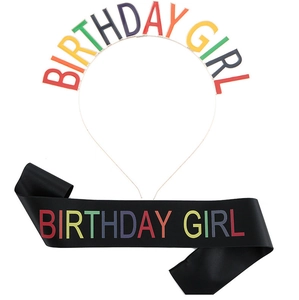 Detailaufnahme von Regenbogen BIRTHDAY GIRL Stirnband und schwarzer Satinschärpe Set