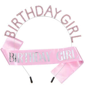 Λεπτομέρεια από ροζ στέκα με στρας Birthday Girl και σατέν κορδέλα για πάρτι