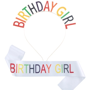 Nahaufnahme von Regenbogen BIRTHDAY GIRL Stirnband und weißer Schärpe Set Geburtstag