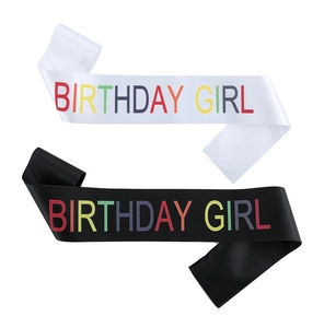 Detailansicht von schwarz-weißen Schärpen mit buntem Birthday Girl Aufdruck für Partys