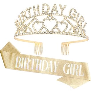 Détails d'une écharpe dorée pailletée et d'une couronne en strass pour anniversaire