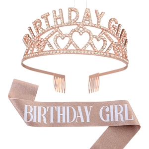 Gros plan sur le diadème en strass or rose et l'écharpe rose pailletée Birthday Girl