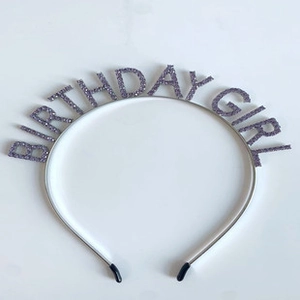 Détail du serre-tête argenté Birthday Girl avec strass violets et cadre métallique