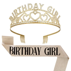 Détail de l'écharpe pailletée or champagne et du diadème en cristal Birthday Girl étincelant