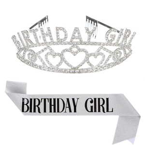 Détail de la tiare en strass argentés et de l'écharpe assortie BIRTHDAY GIRL