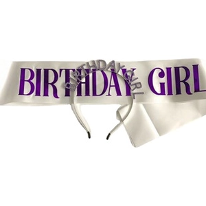 Gros plan de l'écharpe en satin blanc Birthday Girl avec serre-tête en strass argentés