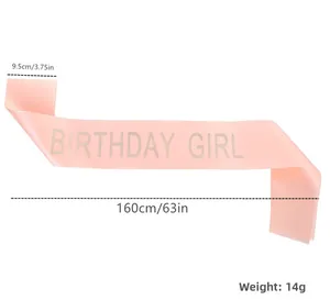 Dimensions de l'écharpe BIRTHDAY GIRL en satin rose affichant 160cm de long et 9.5cm