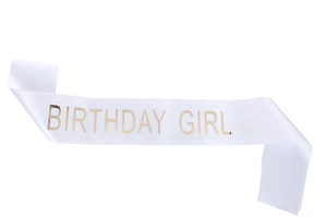 Détail de l'écharpe en satin blanc avec lettrage doré Birthday Girl pour anniversaire