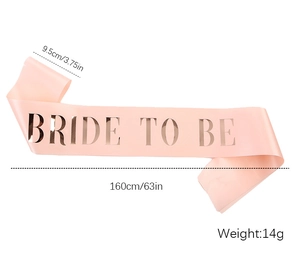 Écharpe Bride to be en satin rose de 9,5 cm de large et 160 cm de longueur totale