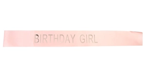 Détail de l'écharpe en satin rose avec texte Birthday Girl argenté pour fêtes