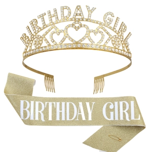 Détail d'un diadème doré Birthday Girl avec strass et ensemble d'écharpe pailletée